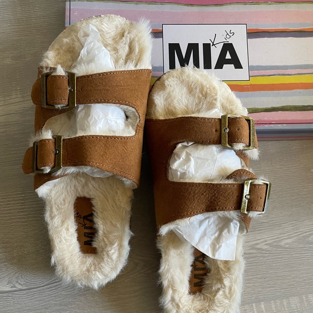 MIA kid’s slip on’s NIB